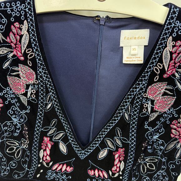 Foxiedox Yolanda Velvet Embroidered Dress Navy Multi V-Neck Cap Sleeve XS - Picture 5 of 7